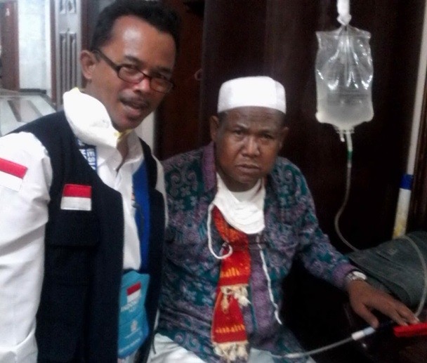 Salah seorang JCH saat cuci darah dengan teknik CAPD secara mandiri. Tanpak petugas TKHI mendampingi yang bersangkutan saat di tanah suci.